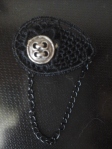 spilla in macramè nero con bottone argento vintage e catenella pendente 5 euro