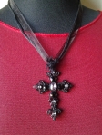 collarino in organza con croce nera con cristalli neri e trasparenti 10 euro