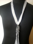 collana con tessuto a maglia metallica argento, filo lurex e pendente a forma di forbici in metallo 10 euro