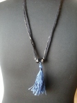 tessuto tubolare nero e filo lurex, cristalli neri, pendente a nappina in seta blu 8 euro