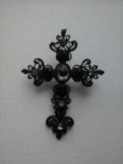 spilla croce nera con cristalli neri e bianchi 8 euro