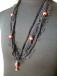 collana con tessuto tubolare nero, tessuto peluche nero, vaghi rossi e amuleto pendente rosso con bottoncino in filigrana argento 12 euro